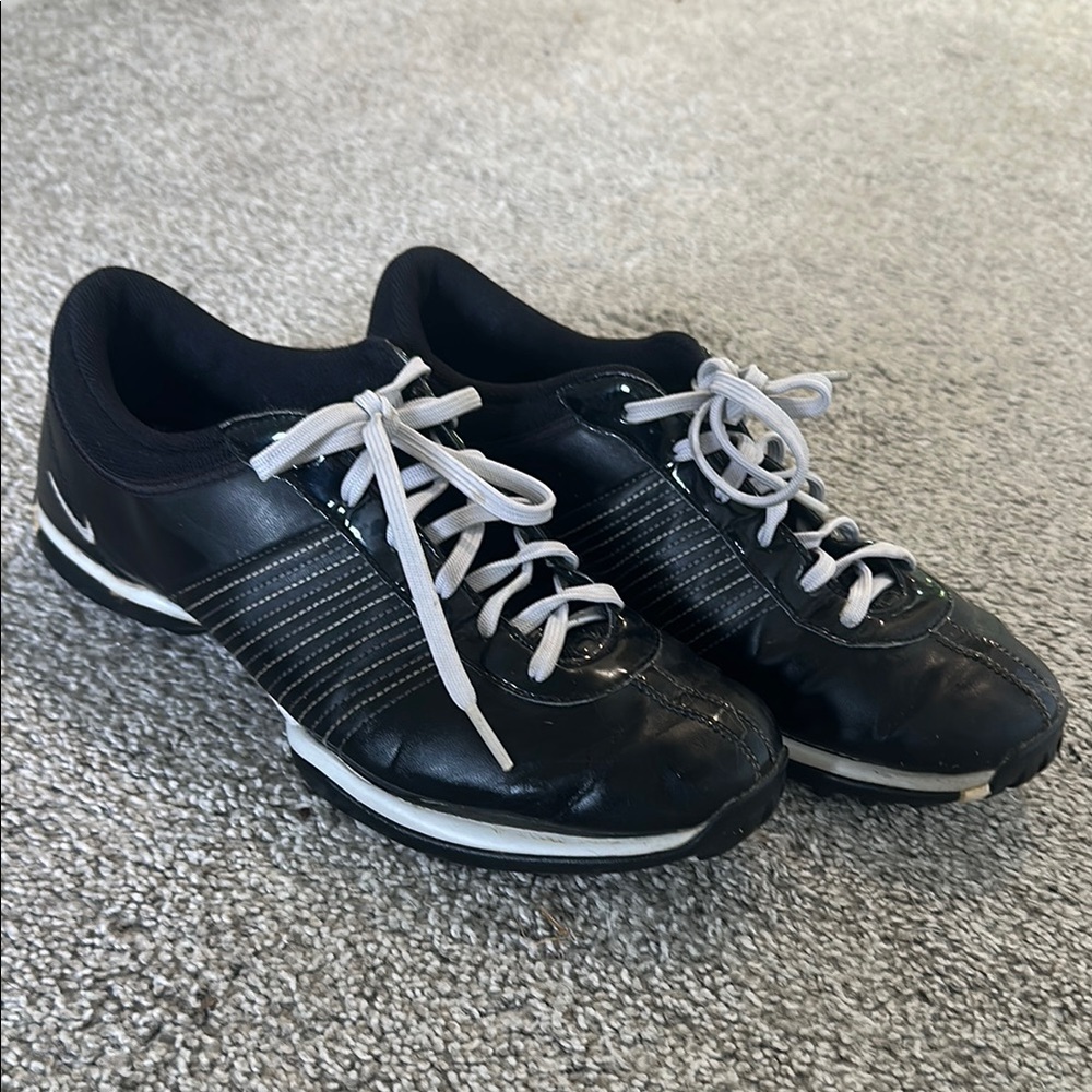 Womens Nike Leather Tac Golf Cleats/Shoes size 9 Black/white
